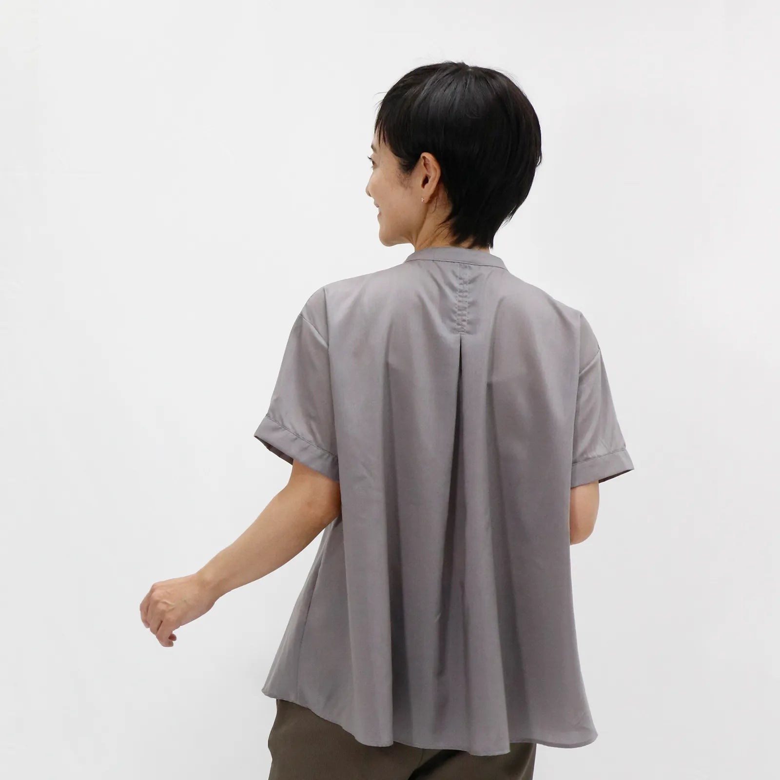 【日本製・接触冷感&吸水速乾で汗ばむ夏の日にも心地よく】タックドレープブラウス