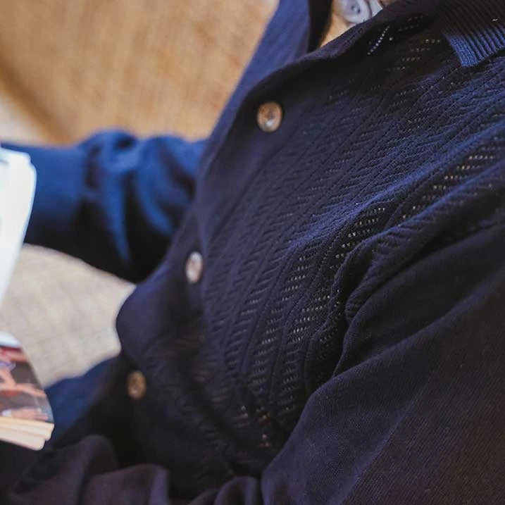 Antibacterial and deodorizing, this men's openwork cardigan has a neat collar.