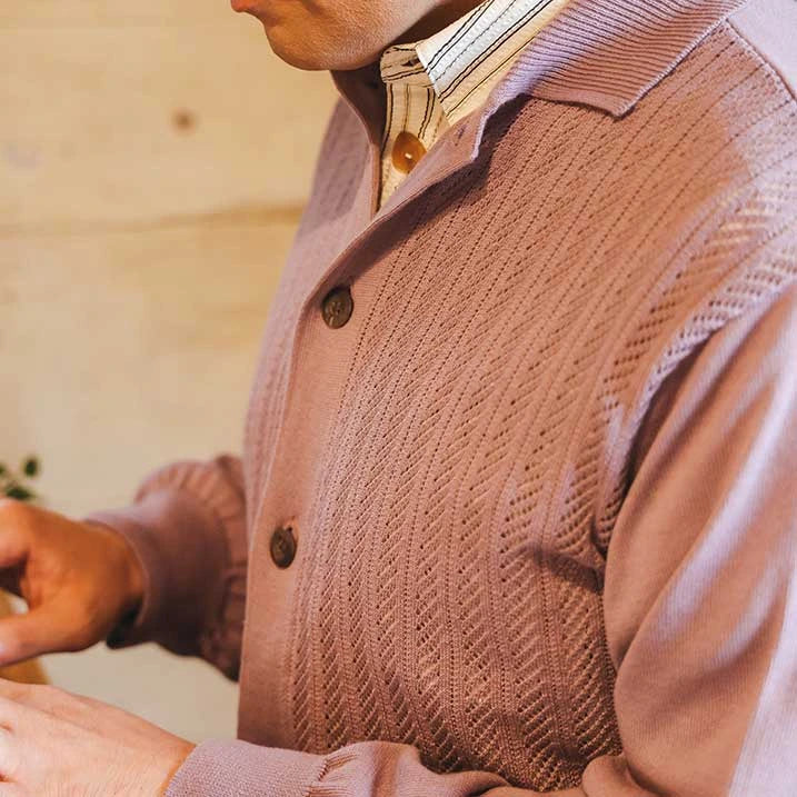 Antibacterial and deodorizing, this men's openwork cardigan has a neat collar.