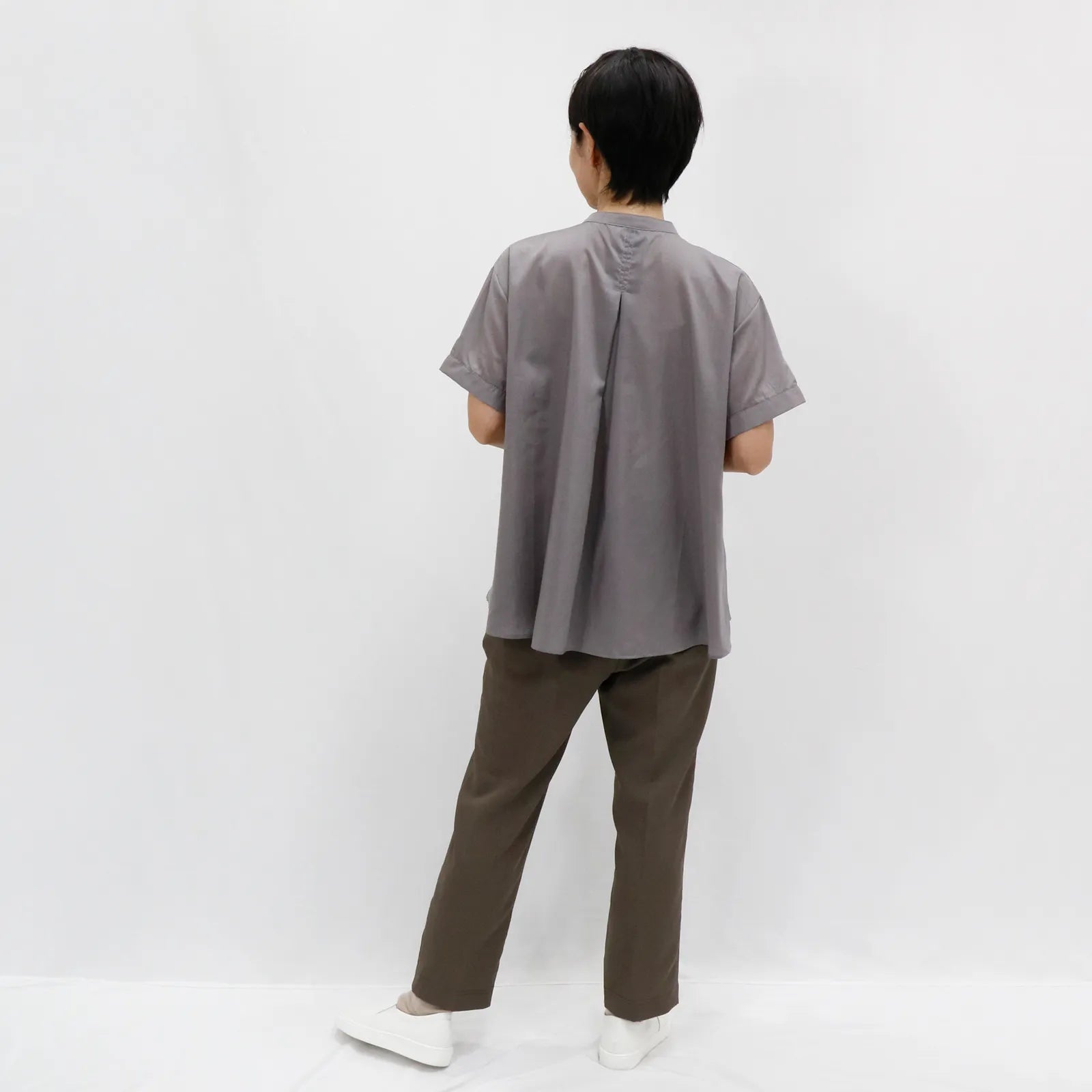 【日本製・接触冷感&吸水速乾で汗ばむ夏の日にも心地よく】タックドレープブラウス