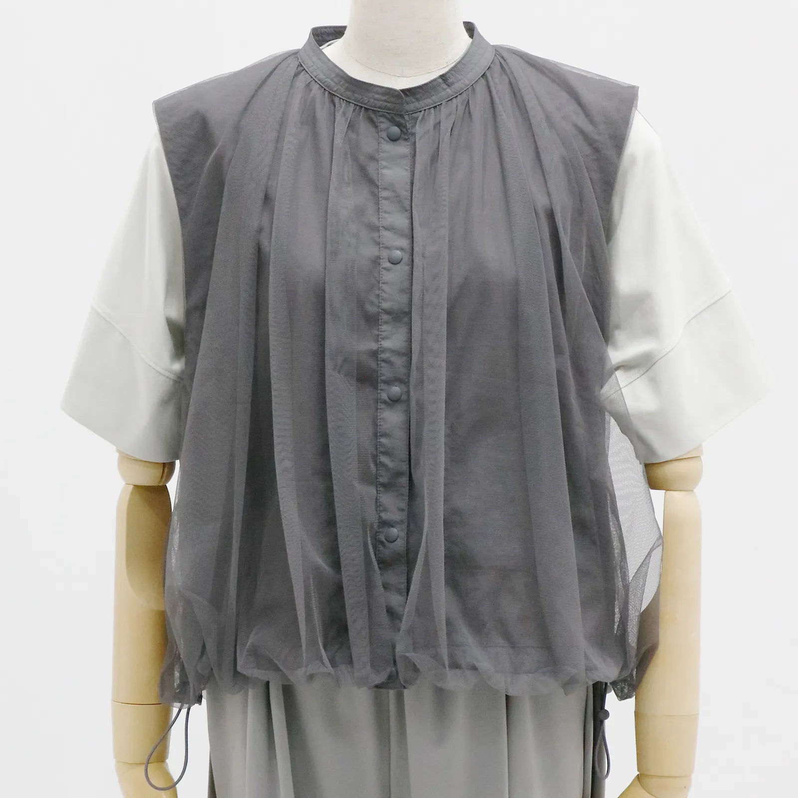 【リバーシブルで2つの表情を楽しめる】チュールリバーシブルベスト