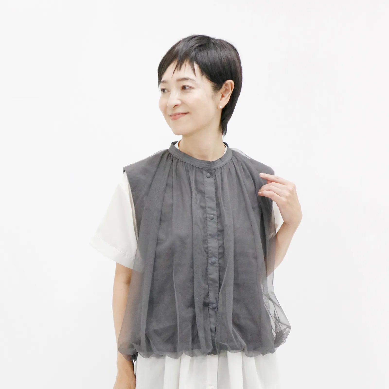 【リバーシブルで2つの表情を楽しめる】チュールリバーシブルベスト