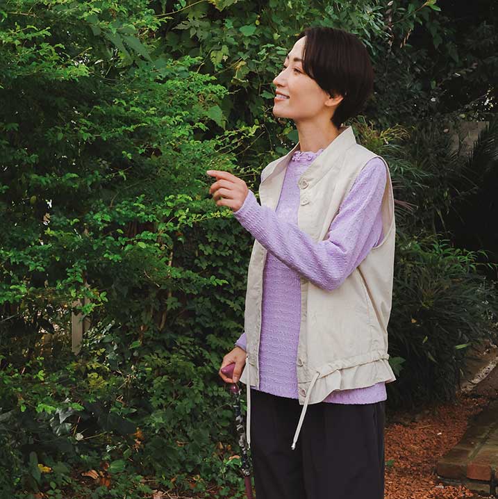 【2枚重ねのフリル襟が首元を優しくカバー】ウェーブブルーゼプルオーバー