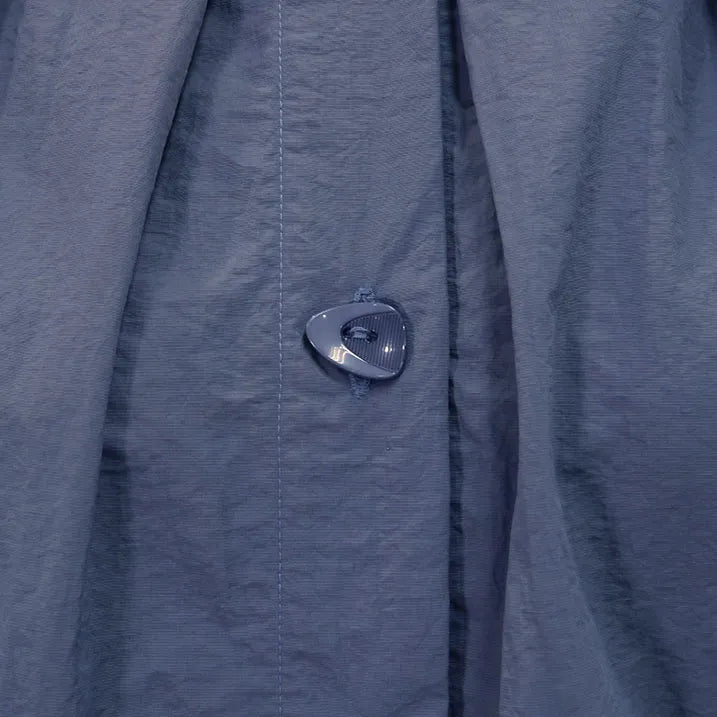 【立ち姿を美しく演出・軽量設計で、疲れにくく快適】タックブルゾン