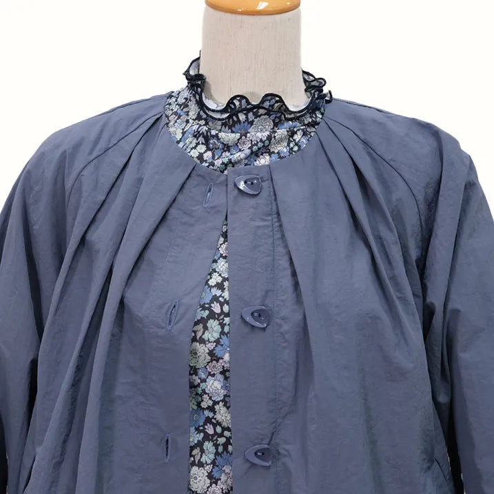 【立ち姿を美しく演出・軽量設計で、疲れにくく快適】タックブルゾン