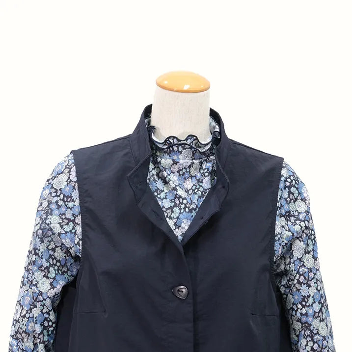 【裾のフリルが大人カワイイを演出・洗濯機◎たたんでバッグにIN】ナイロンタフタベスト