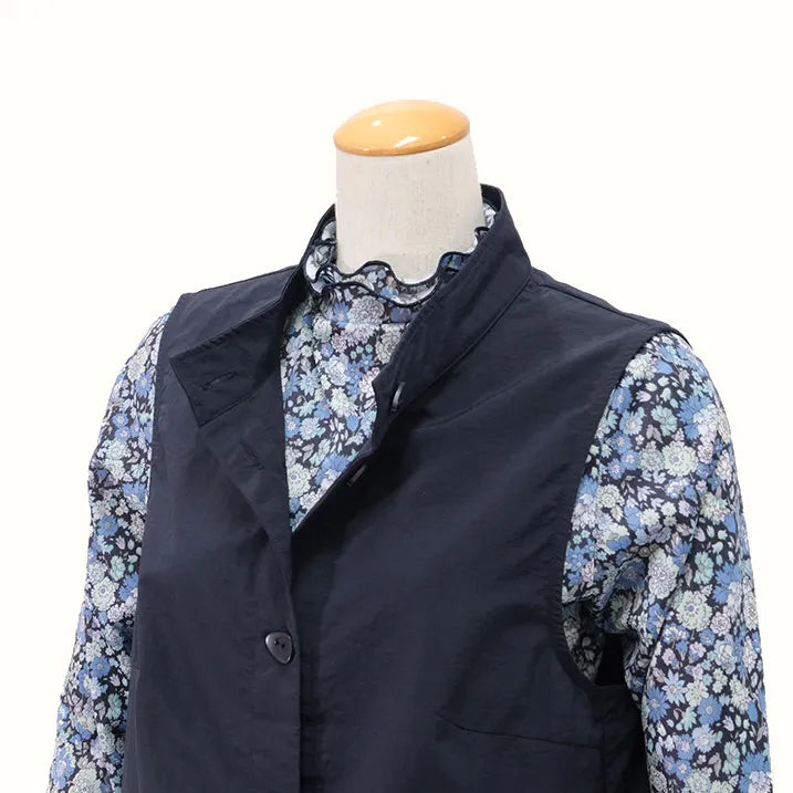 【裾のフリルが大人カワイイを演出・洗濯機◎たたんでバッグにIN】ナイロンタフタベスト