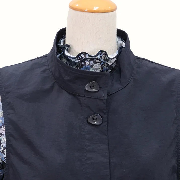 【裾のフリルが大人カワイイを演出・洗濯機◎たたんでバッグにIN】ナイロンタフタベスト