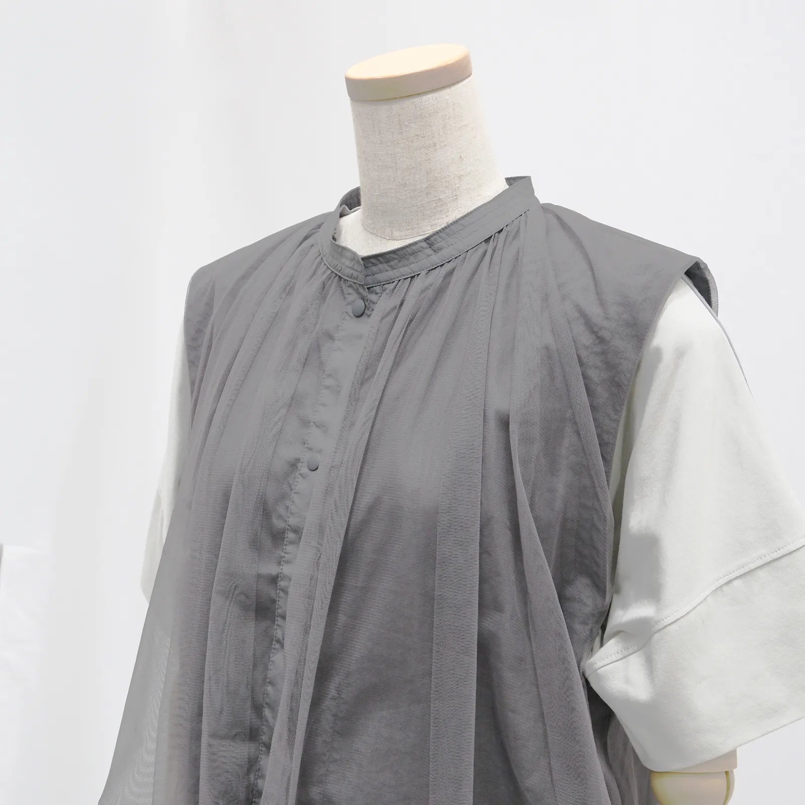 【リバーシブルで2つの表情を楽しめる】チュールリバーシブルベスト