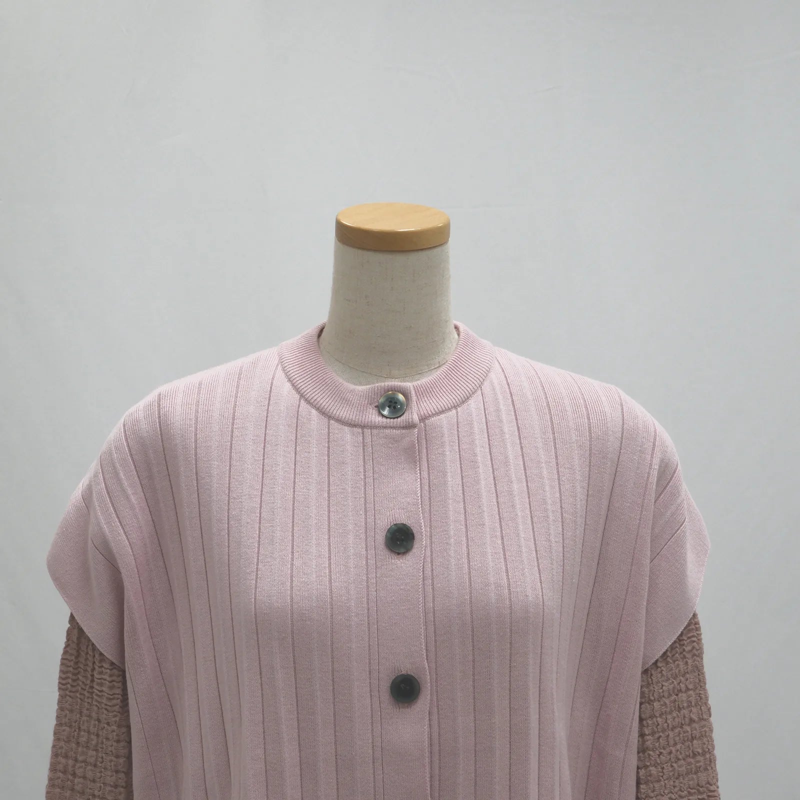 【抗菌防臭加工の立体的なベスト】プリーツニットベスト