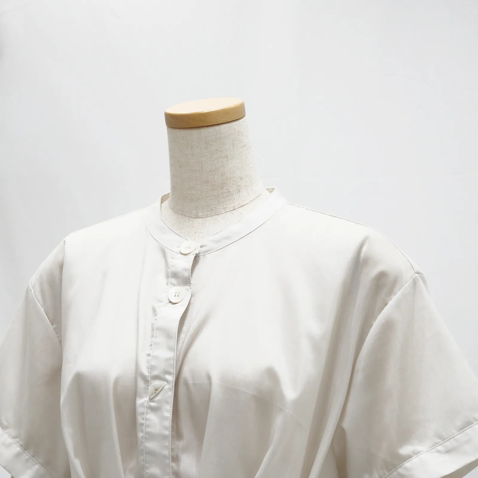 【日本製・接触冷感&吸水速乾で汗ばむ夏の日にも心地よく】タックドレープブラウス