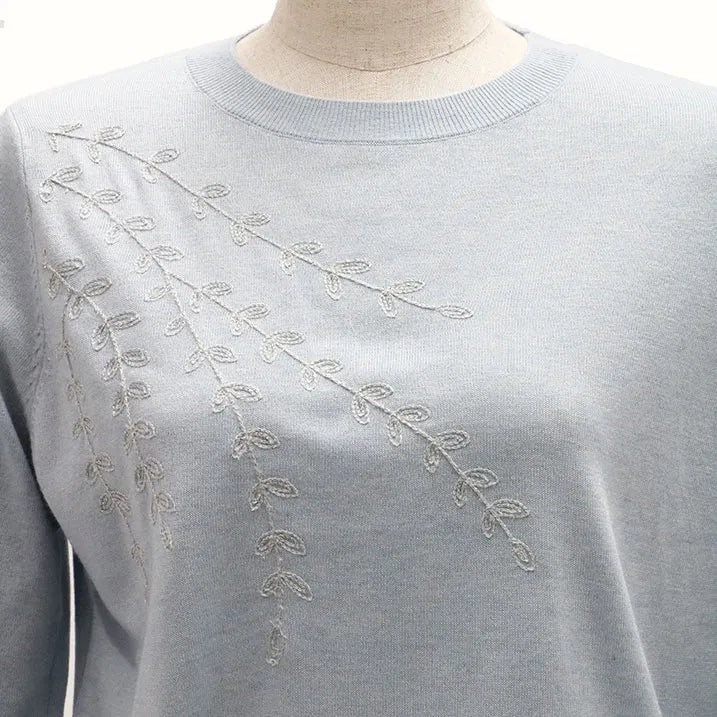 【胸元のラメ刺繍がポイント・薄手なので一枚でも重ね着でも】刺繡ニットプルオーバー