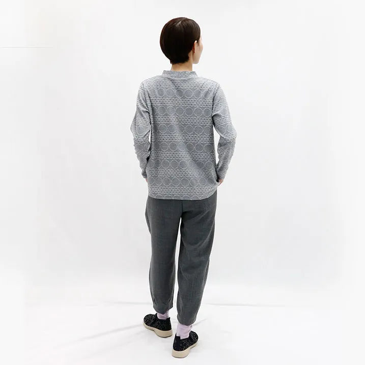 【洗濯◎ストレッチ素材で動きを妨げない】ドットジャカードプルオーバー