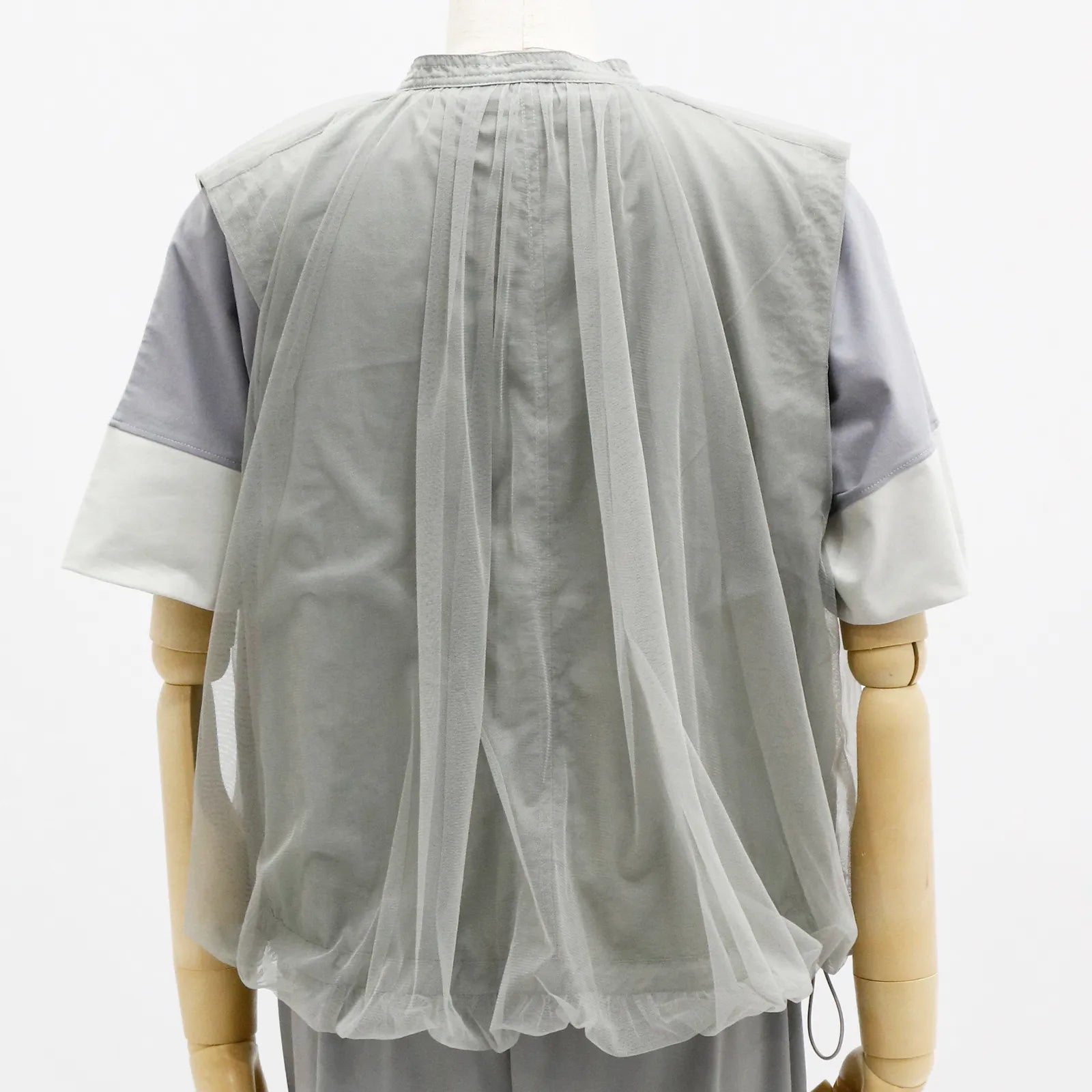 【リバーシブルで2つの表情を楽しめる】チュールリバーシブルベスト