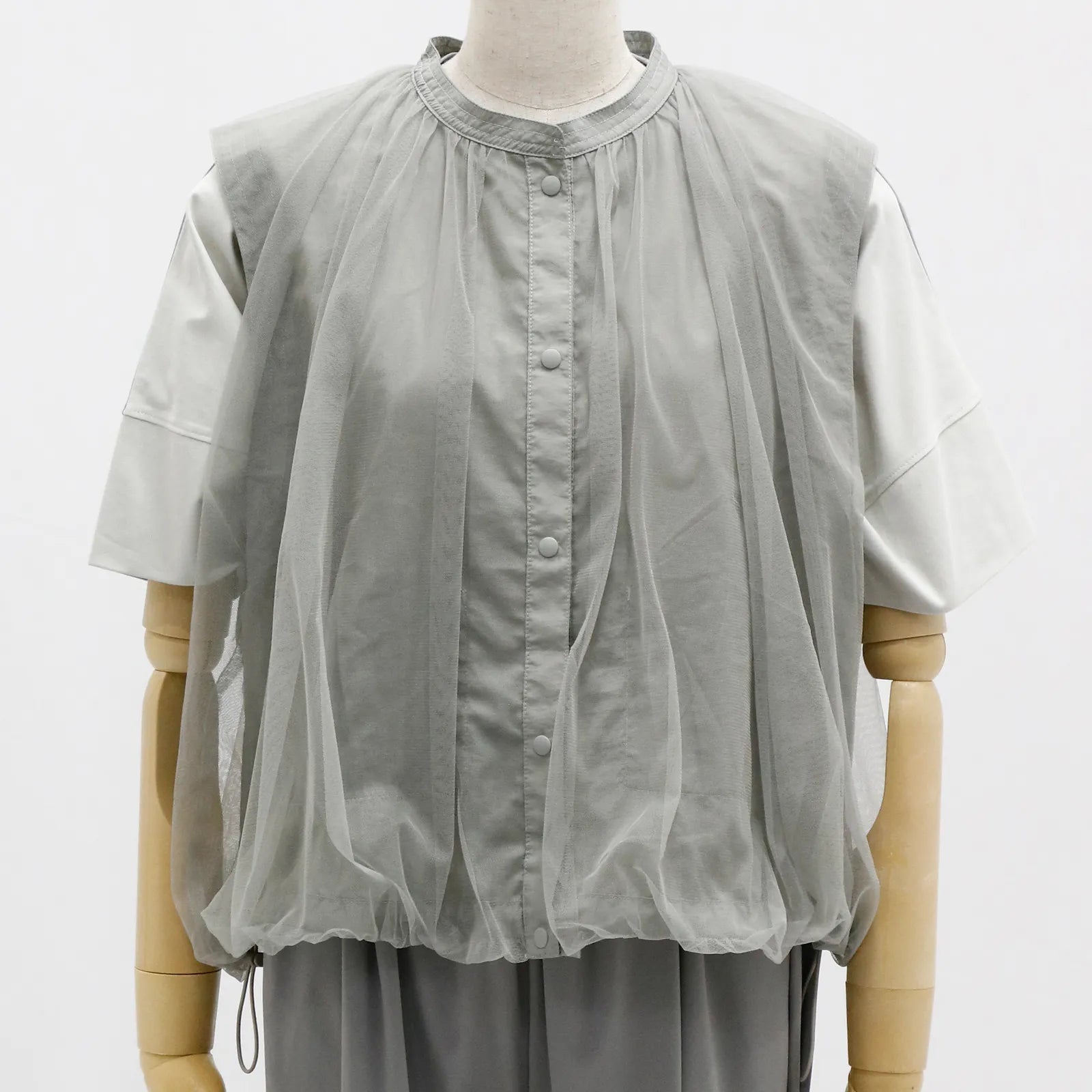 【リバーシブルで2つの表情を楽しめる】チュールリバーシブルベスト