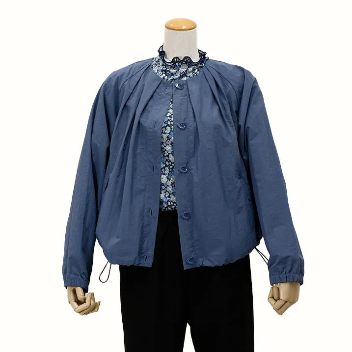 【立ち姿を美しく演出・軽量設計で、疲れにくく快適】タックブルゾン