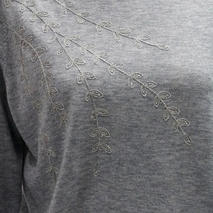 【胸元のラメ刺繍がポイント・薄手なので一枚でも重ね着でも】刺繡ニットプルオーバー