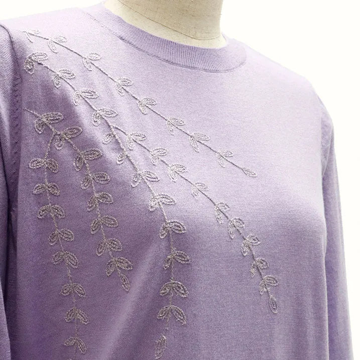 【胸元のラメ刺繍がポイント・薄手なので一枚でも重ね着でも】刺繡ニットプルオーバー