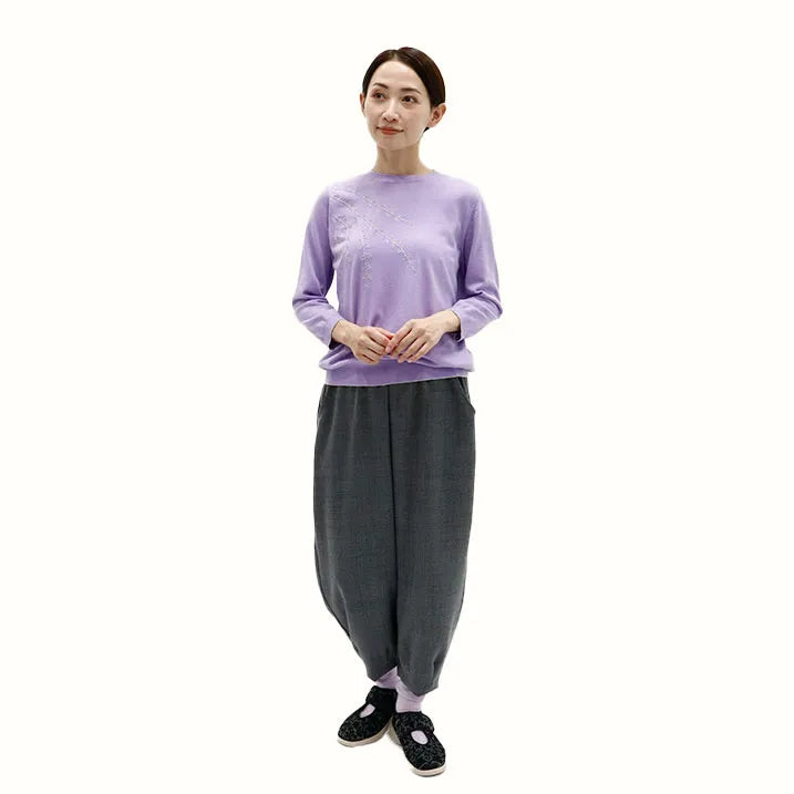 【胸元のラメ刺繍がポイント・薄手なので一枚でも重ね着でも】刺繡ニットプルオーバー
