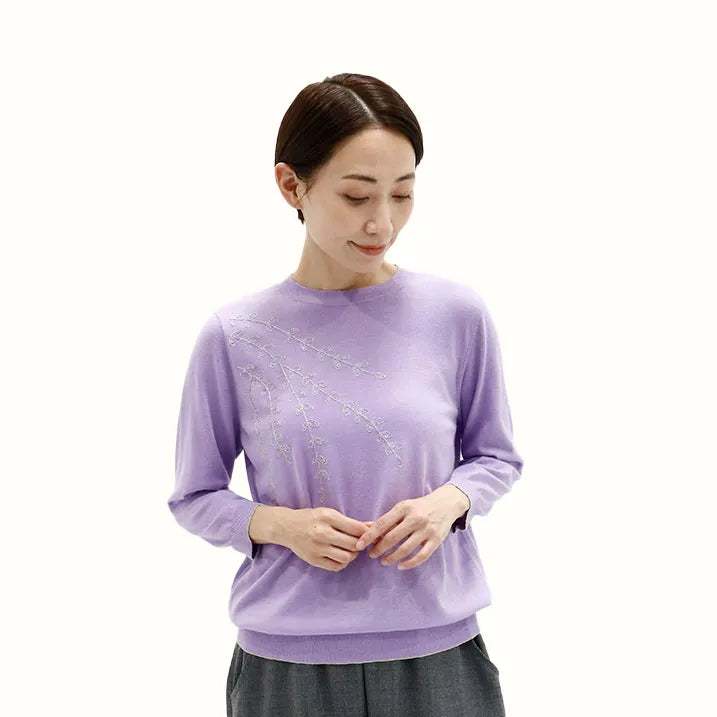 【胸元のラメ刺繍がポイント・薄手なので一枚でも重ね着でも】刺繡ニットプルオーバー