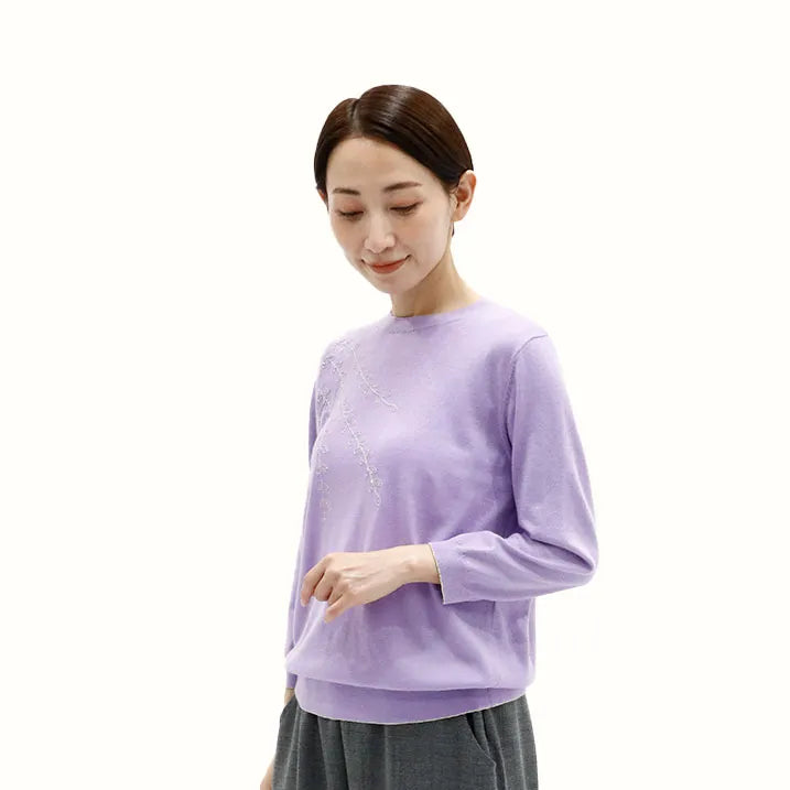 【胸元のラメ刺繍がポイント・薄手なので一枚でも重ね着でも】刺繡ニットプルオーバー