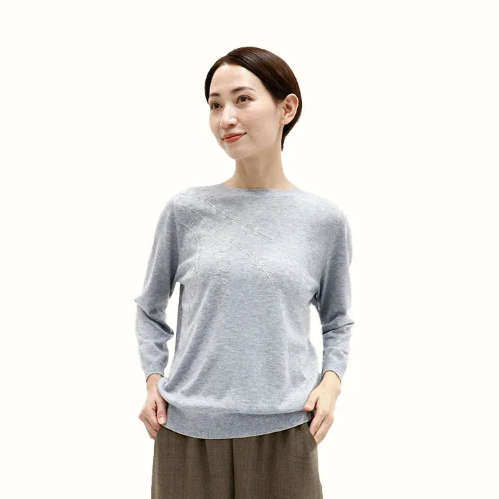 【亮点在于胸前的亮片刺绣。它很薄,可以单穿,也可以叠穿。】刺绣针织套头衫