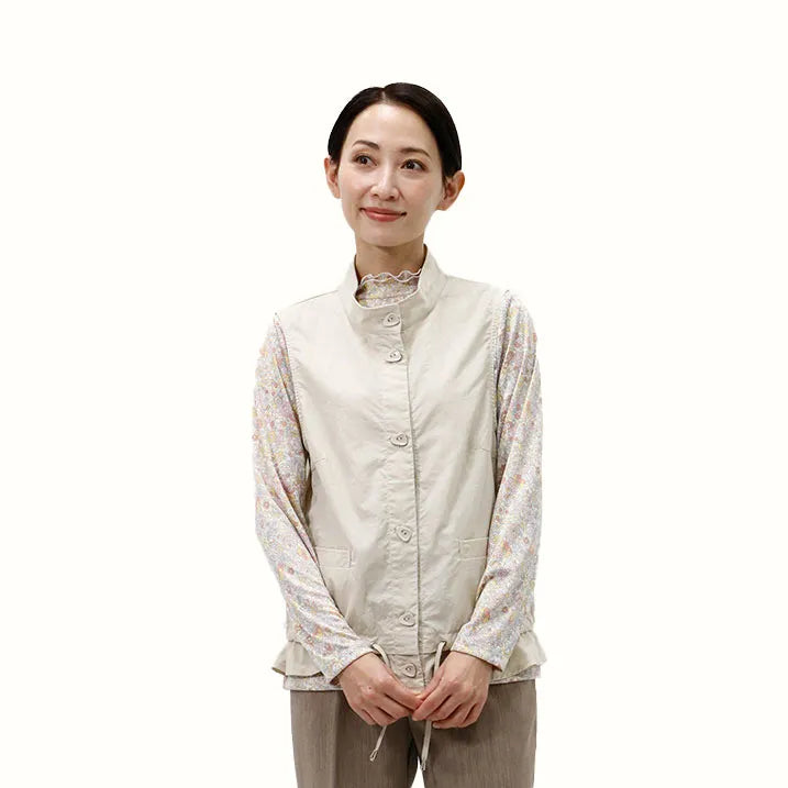 【裾のフリルが大人カワイイを演出・洗濯機◎たたんでバッグにIN】ナイロンタフタベスト