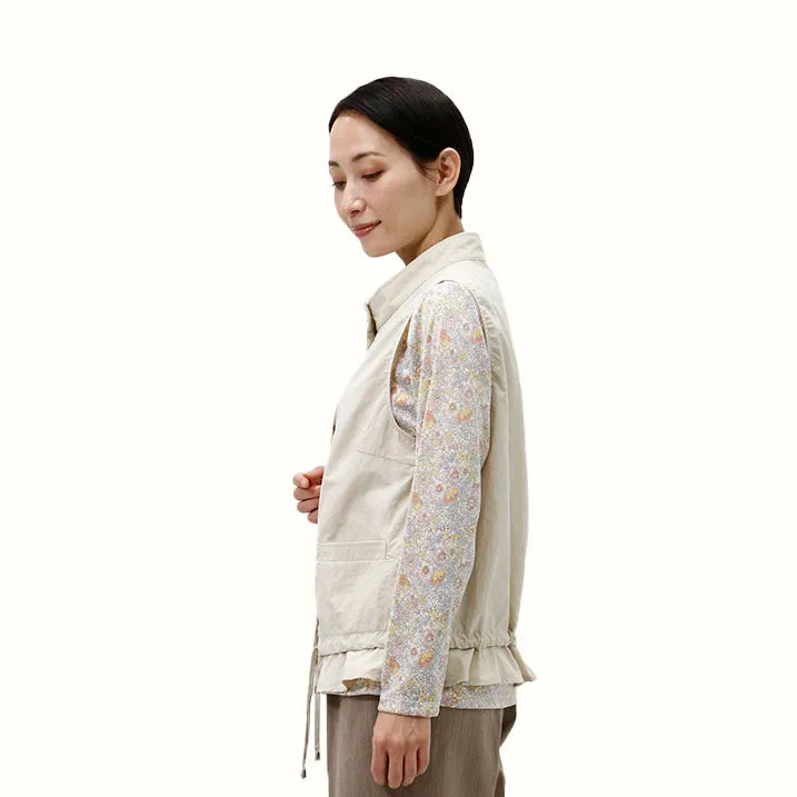 【裾のフリルが大人カワイイを演出・洗濯機◎たたんでバッグにIN】ナイロンタフタベスト