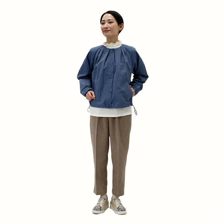 【立ち姿を美しく演出・軽量設計で、疲れにくく快適】タックブルゾン