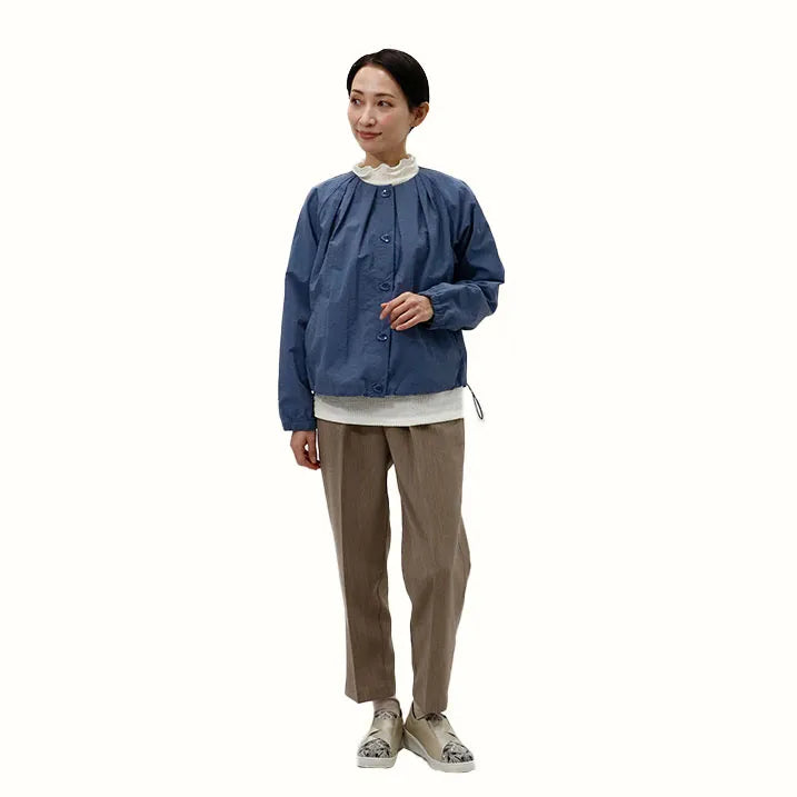 【立ち姿を美しく演出・軽量設計で、疲れにくく快適】タックブルゾン