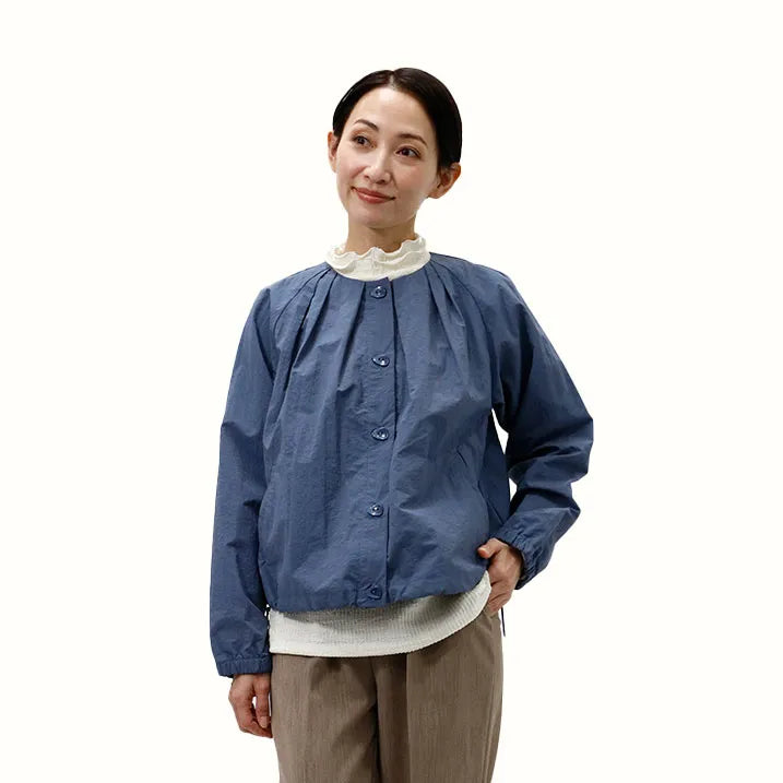 【立ち姿を美しく演出・軽量設計で、疲れにくく快適】タックブルゾン