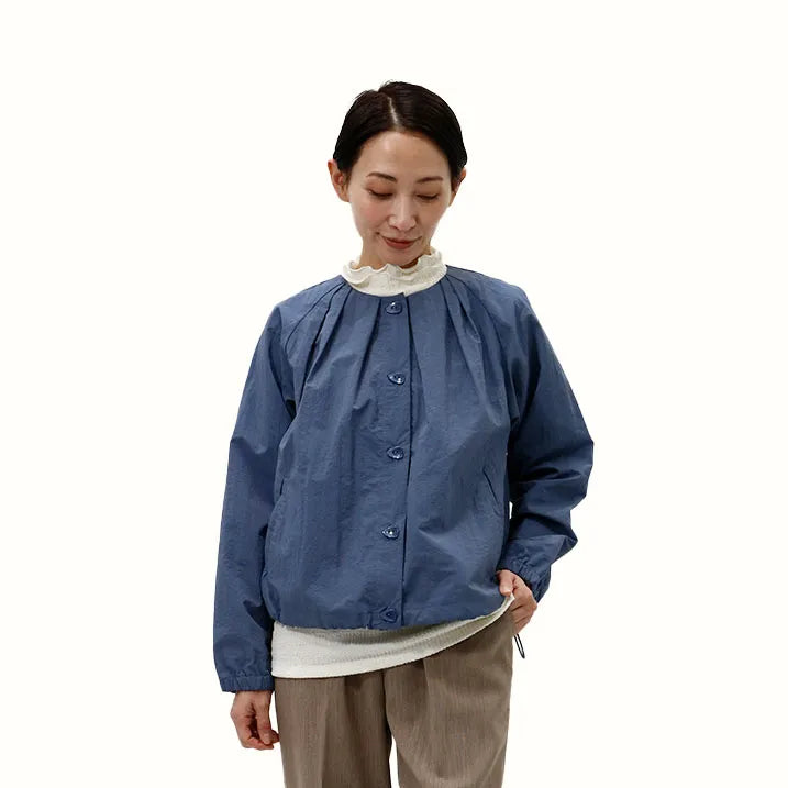 【立ち姿を美しく演出・軽量設計で、疲れにくく快適】タックブルゾン