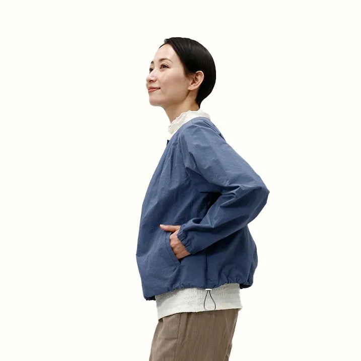 【立ち姿を美しく演出・軽量設計で、疲れにくく快適】タックブルゾン