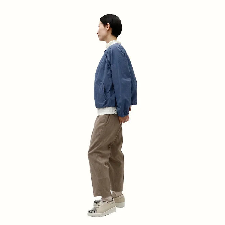 【立ち姿を美しく演出・軽量設計で、疲れにくく快適】タックブルゾン