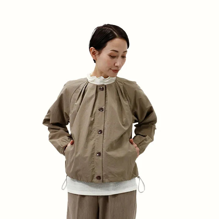 【立ち姿を美しく演出・軽量設計で、疲れにくく快適】タックブルゾン