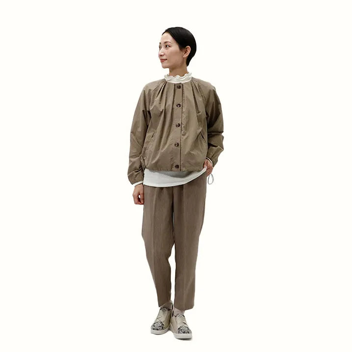 【立ち姿を美しく演出・軽量設計で、疲れにくく快適】タックブルゾン