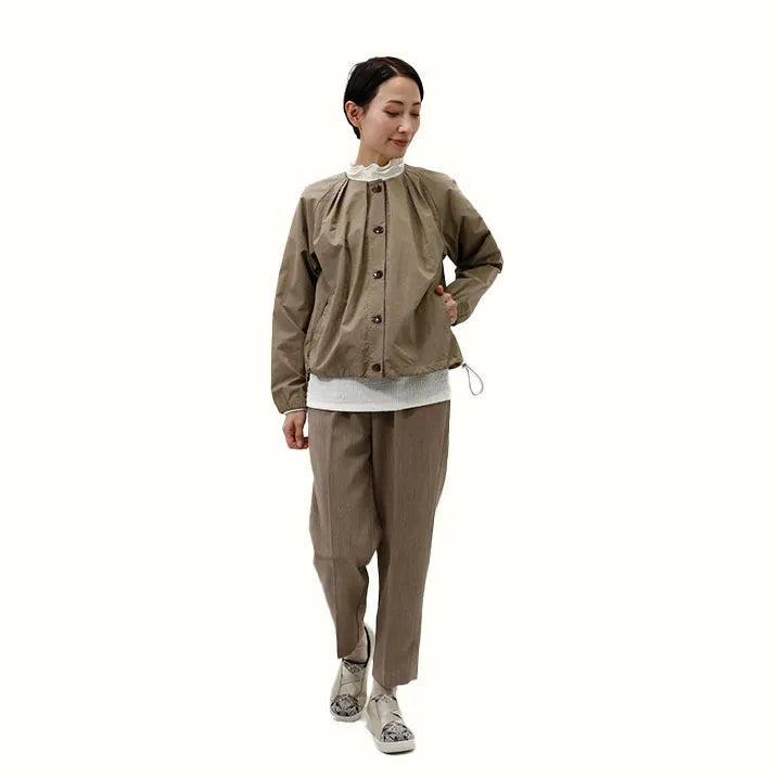 【立ち姿を美しく演出・軽量設計で、疲れにくく快適】タックブルゾン