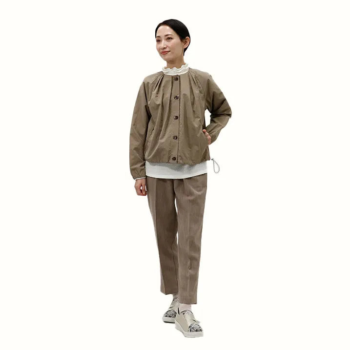 【立ち姿を美しく演出・軽量設計で、疲れにくく快適】タックブルゾン