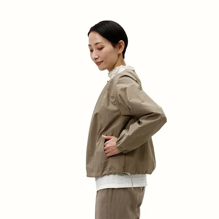 【立ち姿を美しく演出・軽量設計で、疲れにくく快適】タックブルゾン