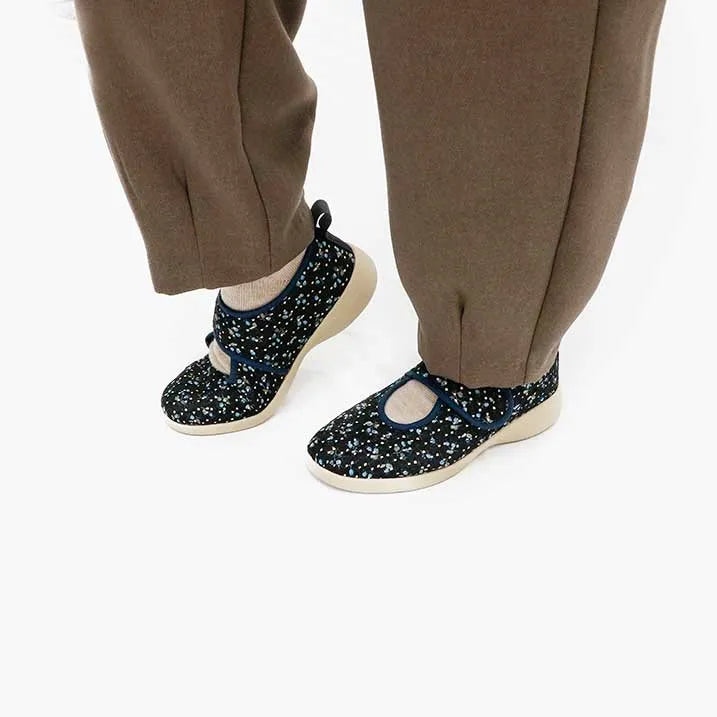 【超軽量設計で足への負担を軽減・脱ぎ履きが楽々】リバティプリント レースシューズ Valeria