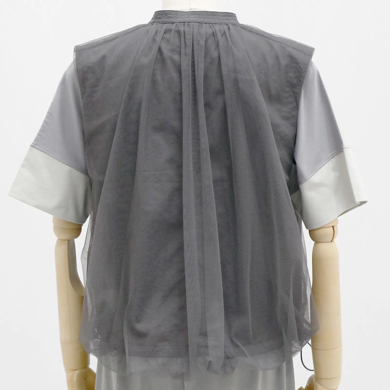 【リバーシブルで2つの表情を楽しめる】チュールリバーシブルベスト