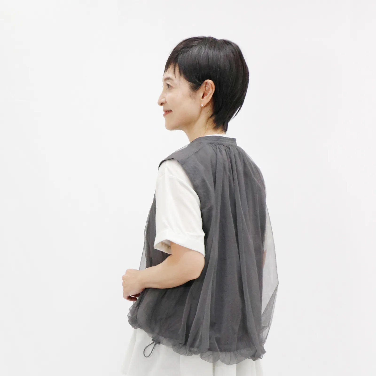 【リバーシブルで2つの表情を楽しめる】チュールリバーシブルベスト