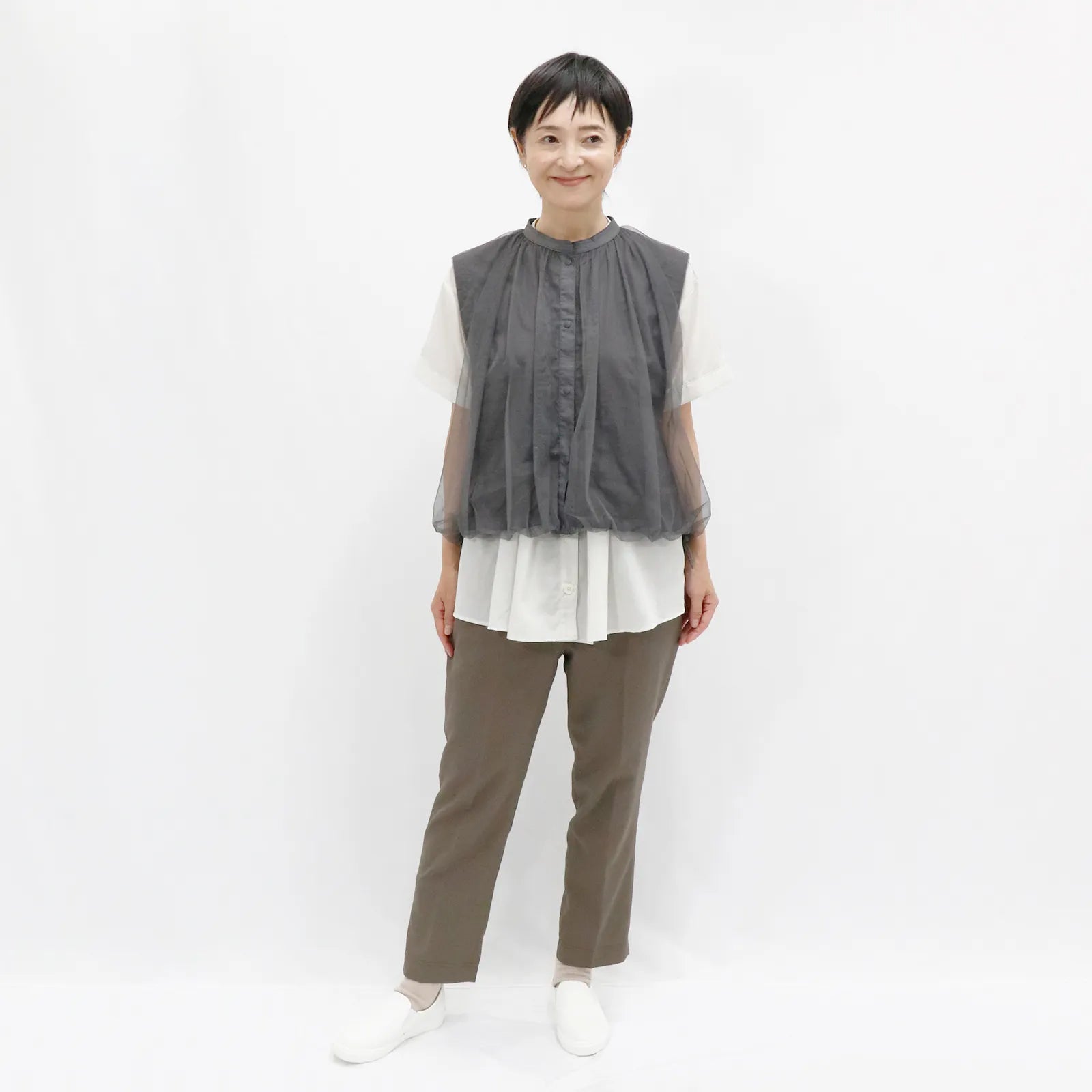 【リバーシブルで2つの表情を楽しめる】チュールリバーシブルベスト