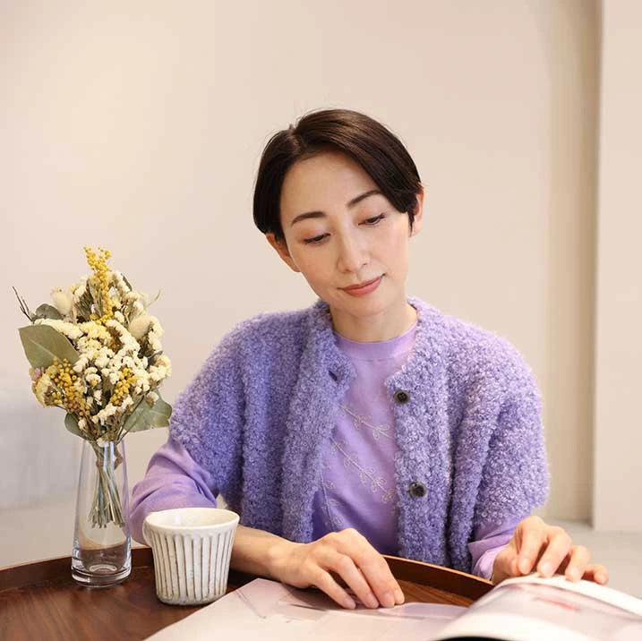 【胸元のラメ刺繍がポイント・薄手なので一枚でも重ね着でも】刺繡ニットプルオーバー