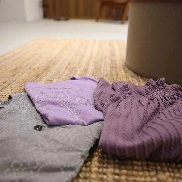 【胸元のラメ刺繍がポイント・薄手なので一枚でも重ね着でも】刺繡ニットプルオーバー