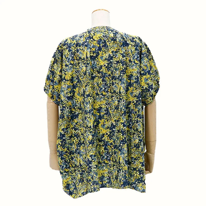 [Washable] Blurred floral print blouse