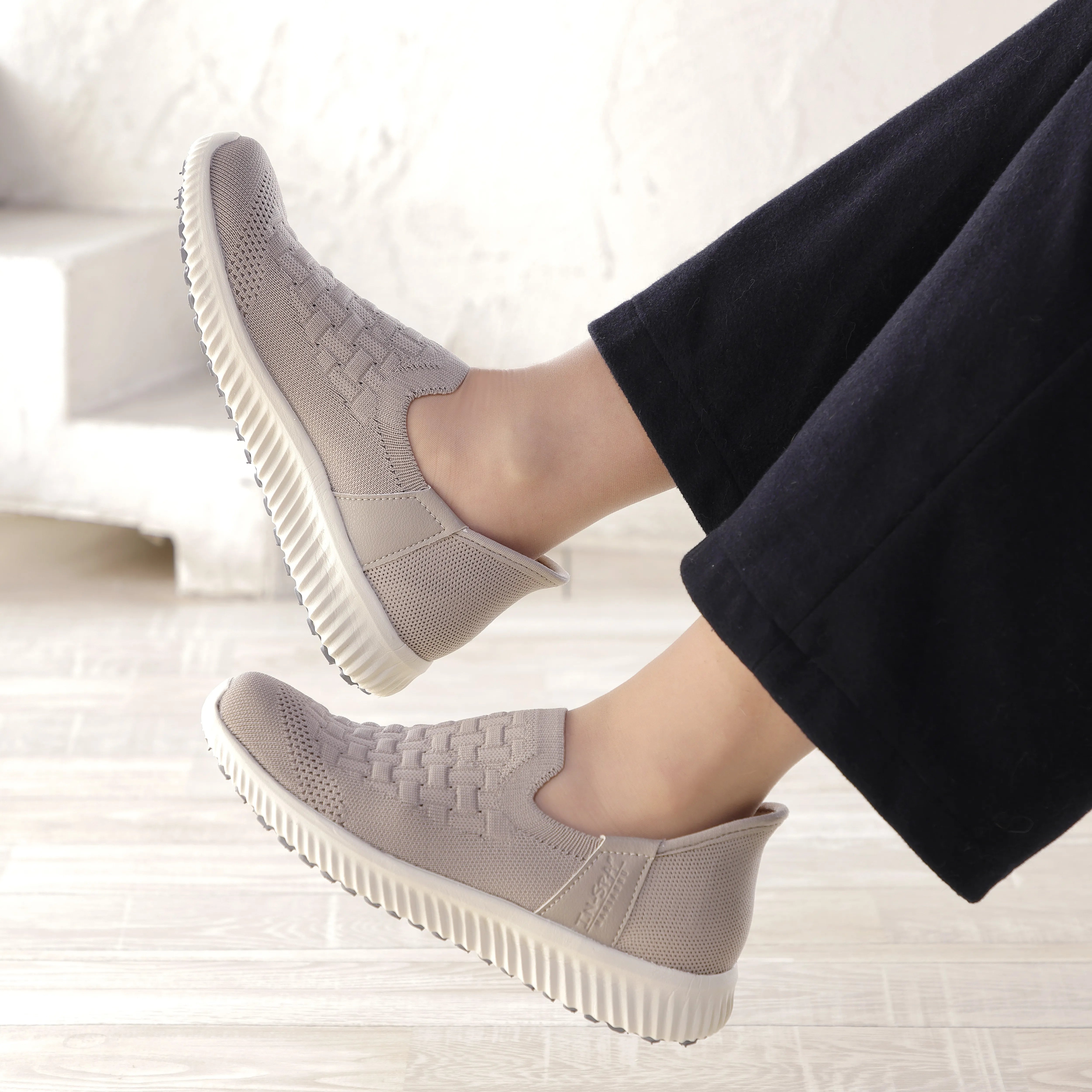 [Ultra-lightweight design reduces strain on your feet and makes putting on and taking off easy] Liberty Print Lace Shoes Valeria
