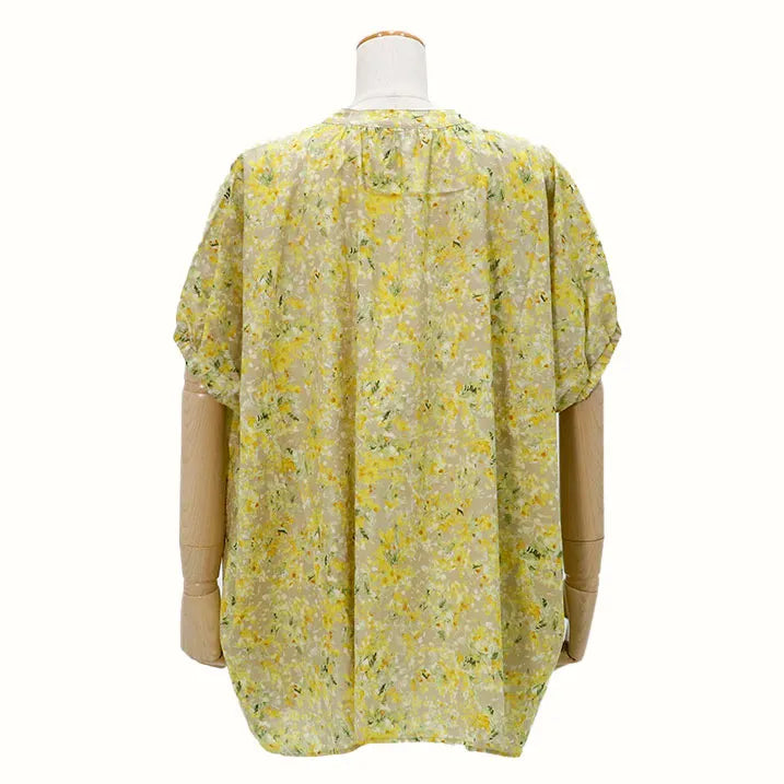 [Washable] Blurred floral print blouse