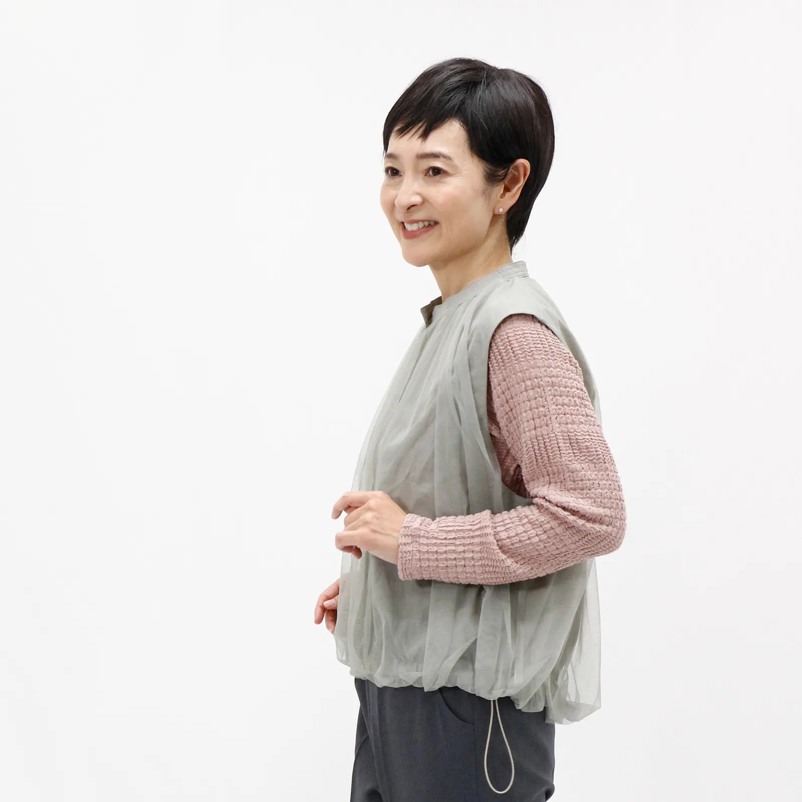 【リバーシブルで2つの表情を楽しめる】チュールリバーシブルベスト