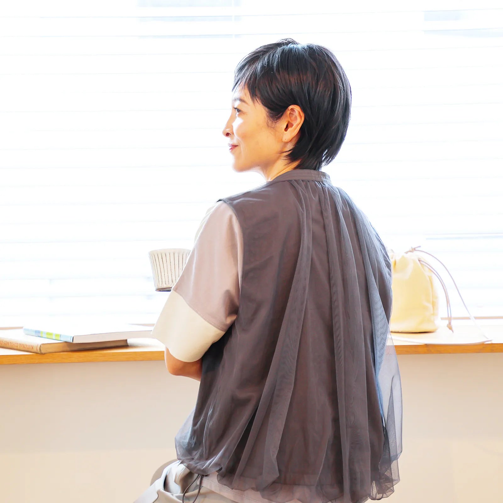 【リバーシブルで2つの表情を楽しめる】チュールリバーシブルベスト